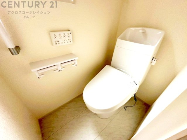 温水洗浄便座付トイレは温水洗浄機能により、暖かい水でおしりを洗浄することができ、冷たい水を使う従来の便座に比べ、温水洗浄機能で暖かいトイレを提供し、快適な使用を可能にします。