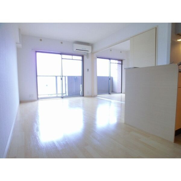 ウエストビレッジ大橋の居間・リビング