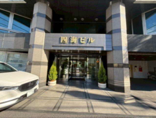 四海ビル　4Fのエントランス