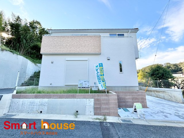 町田市上小山田町　未入居物件の外観|外壁が周囲の街並みと青空に生えるお洒落な仕上がり！周囲には高い建物のないエリア。青い空が大きく感じますね。
