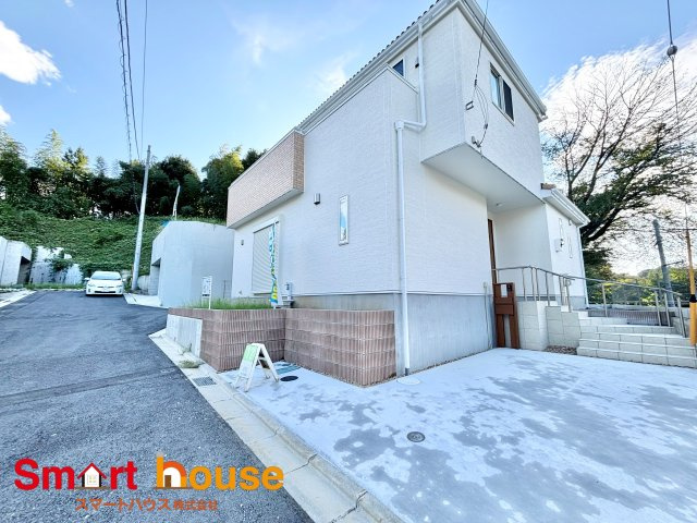 町田市上小山田町　未入居物件の前面道路含む現地写真|オシャレな外観は、人の目を引くだけではなく自慢したくなりますね！植木を置いたりアレンジは、自由です。自分の好みに仕上げましょう♪