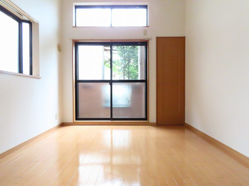 サニーテラス1番館の居間・リビング