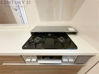 多数の調理器具を同時に使用でき、料理の効率化が可能。省エネで節約になり、様々な料理スタイルに適応できます。また、火力調整が独立しており、手入れや掃除もしやすく、今よりもっとお料理が楽しくなるかも。