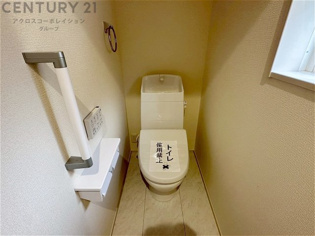温水洗浄便座付トイレは温水洗浄機能により、暖かい水でおしりを洗浄することができ、冷たい水を使う従来の便座に比べ、温水洗浄機能で暖かいトイレを提供し、快適な使用を可能にします。