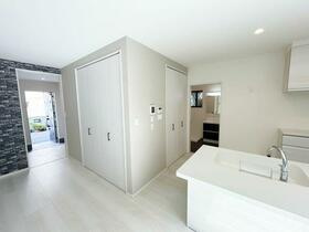 出口5丁目　中古一戸建ての収納|リビング収納　パントリー
■物件内覧・資金計画相談・住宅ローン相談、リフォーム相談、お問合せ受付中■
※当日・翌日のご内覧、ご相談はお電話でのお問合せがスムーズです！