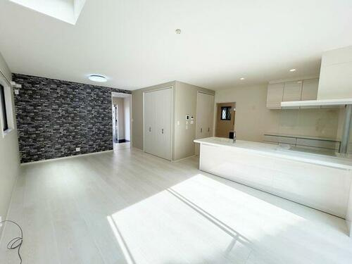 出口5丁目　中古一戸建ての居間・リビング|LDK18.6帖
■物件内覧・資金計画相談・住宅ローン相談、リフォーム相談、お問合せ受付中■
※当日・翌日のご内覧、ご相談はお電話でのお問合せがスムーズです！