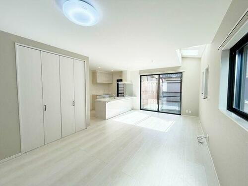 出口5丁目　中古一戸建ての居間・リビング|LDK18.6帖
■物件内覧・資金計画相談・住宅ローン相談、リフォーム相談、お問合せ受付中■
※当日・翌日のご内覧、ご相談はお電話でのお問合せがスムーズです！