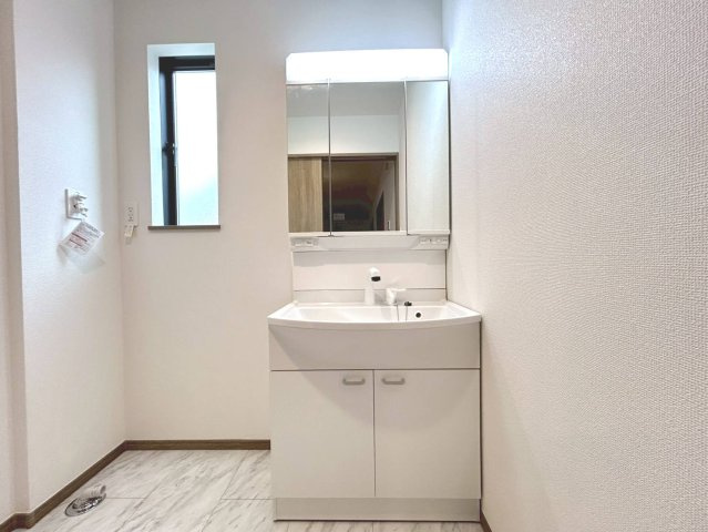 ハートフルタウン　一宮市北方町北方　全2区画分譲の独立洗面台|奥行約420mmのコンパクト設計で従来品と異なり洗面ボウルの成型の精度が高い為スッキリ納まります。