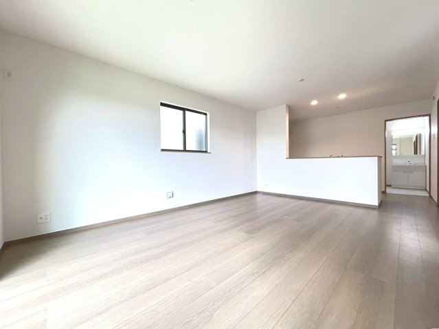 ハートフルタウン　一宮市北方町北方　全2区画分譲の居間・リビング|フローリング材には木目調で木材特有の風合いがあり、ナチュラルな美しさになっています。