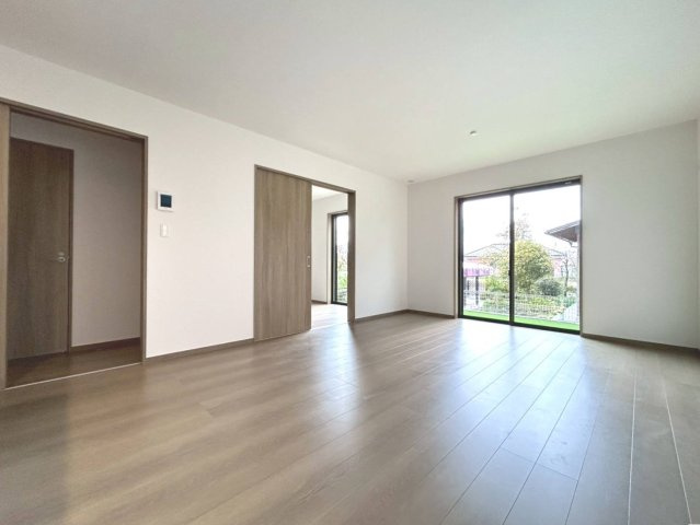 ハートフルタウン　一宮市北方町北方　全2区画分譲の居間・リビング|フローリング材には木目調で木材特有の風合いがあり、ナチュラルな美しさになっています。