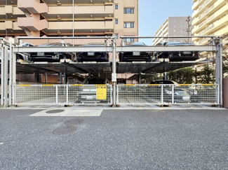 【駐車場】 | マンションの駐車場スペース。空きの有無や駐車料金、サイズ規定などについては、改めてお問い合わせください。～即日のご見学可能～　お問合せはお気軽にどうぞ。
