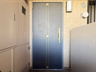 【その他共用部分】 | 皆様をお迎えする、お部屋の玄関ドア。開けやすさや開放角度、ドアノブの操作しやすさや鍵の形状などを、現地で一度ご確認ください。～即日のご見学可能～　お問合せはお気軽にどうぞ。