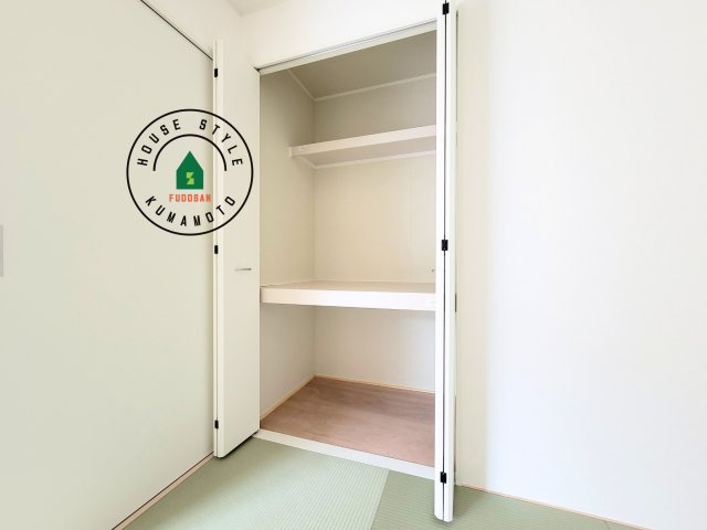 熊本市北区清水新地2丁目第6-2棟（1号棟）の内観：施工例|壁面クローゼットのメリットは、衣類が横一列に並ぶためひと目で洋服が選びやすいこと。衣類をたくさんお持ちの方も、限られたスペース内に無理なく収納することができます。