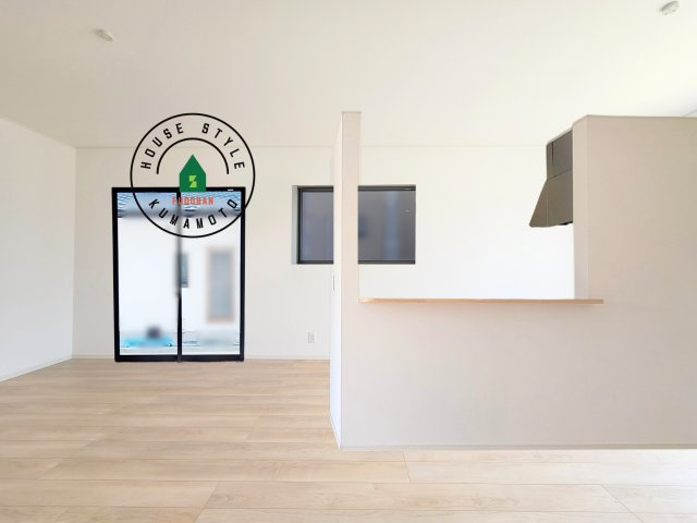 熊本市北区清水新地2丁目第6-2棟（1号棟）の洋室|キッチンからリビングをしっかり確認できます。家族の笑顔があふれる空間になりそうですね。※家具はCGを合成したものです。