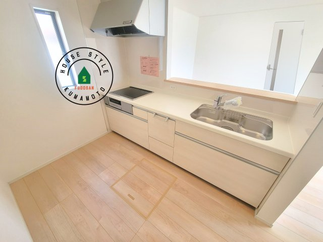 熊本市北区清水新地2丁目第6-2棟（1号棟）の内観：施工例|カウンターキッチンなら、リビングで遊ぶ子供の様子を見ながら料理ができるので安心です。料理を運んでもらったり、子供にお手伝いしてもらいやすいのもいいですね。