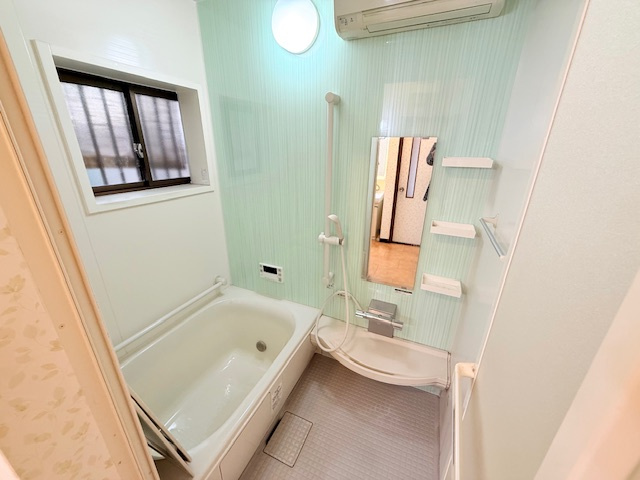 明石市魚住町西岡戸建の浴室