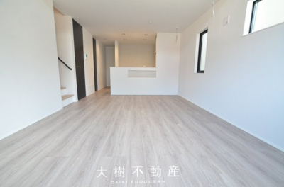 【居間・リビング】 | 海老名市大谷南3丁目 新築戸建て 全3棟【仲介手数料無料】 | 宅地建物取引士による不動産のご説明・現地のご案内、住宅金融普及協会住宅ローンアドバイザーが住宅ローンのアドバイスから融資実行までのお手伝いをしっかりサポートします♪