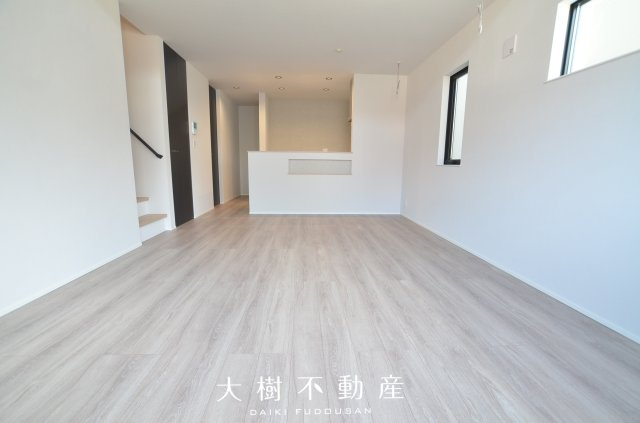 【居間・リビング】 | 海老名市大谷南3丁目 新築戸建て 全3棟【仲介手数料無料】 | 宅地建物取引士による不動産のご説明・現地のご案内、住宅金融普及協会住宅ローンアドバイザーが住宅ローンのアドバイスから融資実行までのお手伝いをしっかりサポートします♪