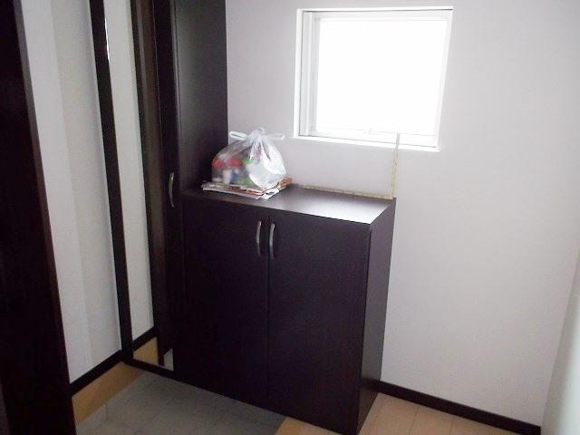 中宗岡戸建の玄関|収納もある玄関です