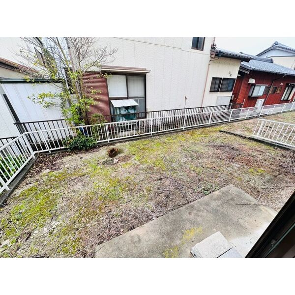 ルミエールKANYU B棟の庭