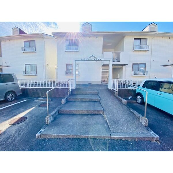 ルミエールKANYU B棟の駐車場