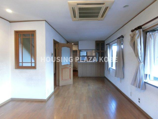 須磨区桜木町中古戸建の居間・リビング|約20帖ある広めのリビング