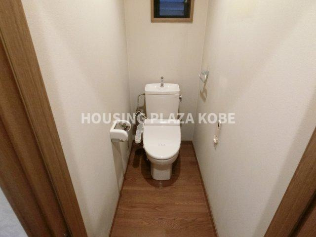 須磨区桜木町中古戸建のトイレ|落ち着いたトイレです