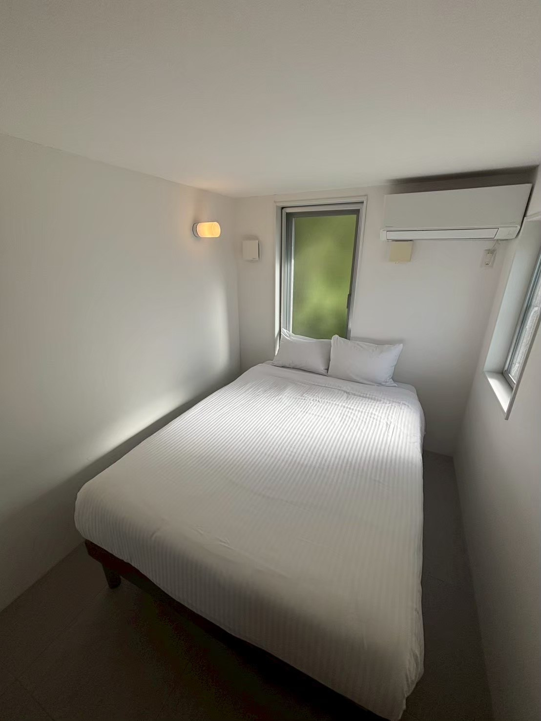 読谷村字瀬名波　収益物件の洋室