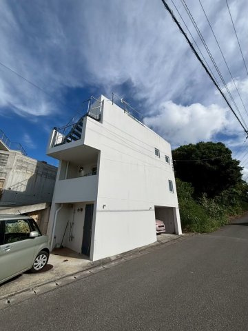 読谷村字瀬名波　収益物件の前面道路含む現地写真