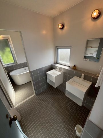 読谷村字瀬名波　収益物件の洗面所