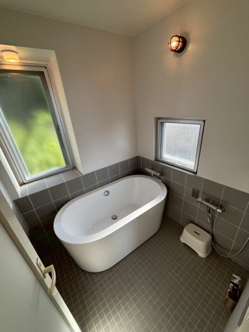 読谷村字瀬名波　収益物件の浴室