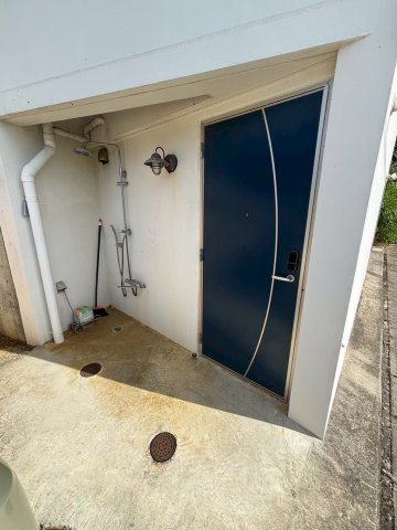 読谷村字瀬名波　収益物件の玄関