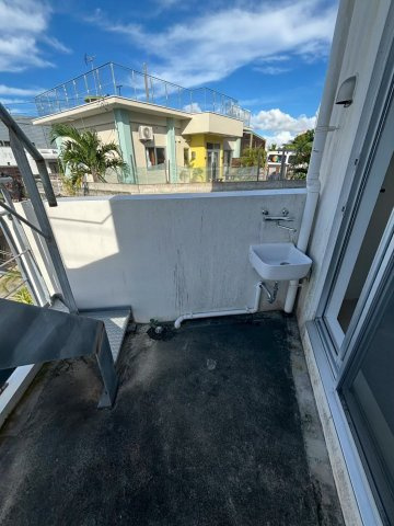 読谷村字瀬名波　収益物件のバルコニー