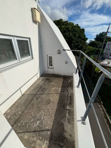 読谷村字瀬名波　収益物件のバルコニー