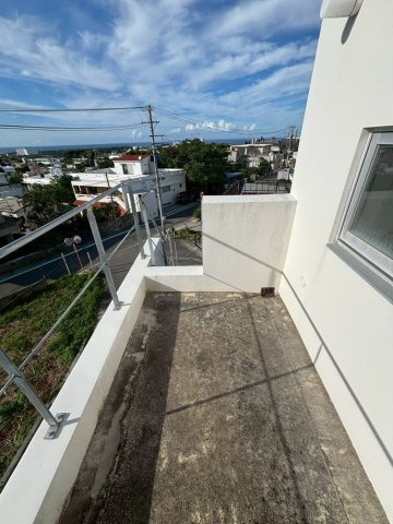 読谷村字瀬名波　収益物件のバルコニー