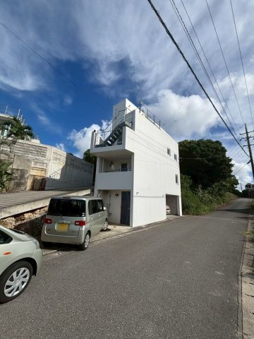 読谷村字瀬名波　収益物件の前面道路含む現地写真