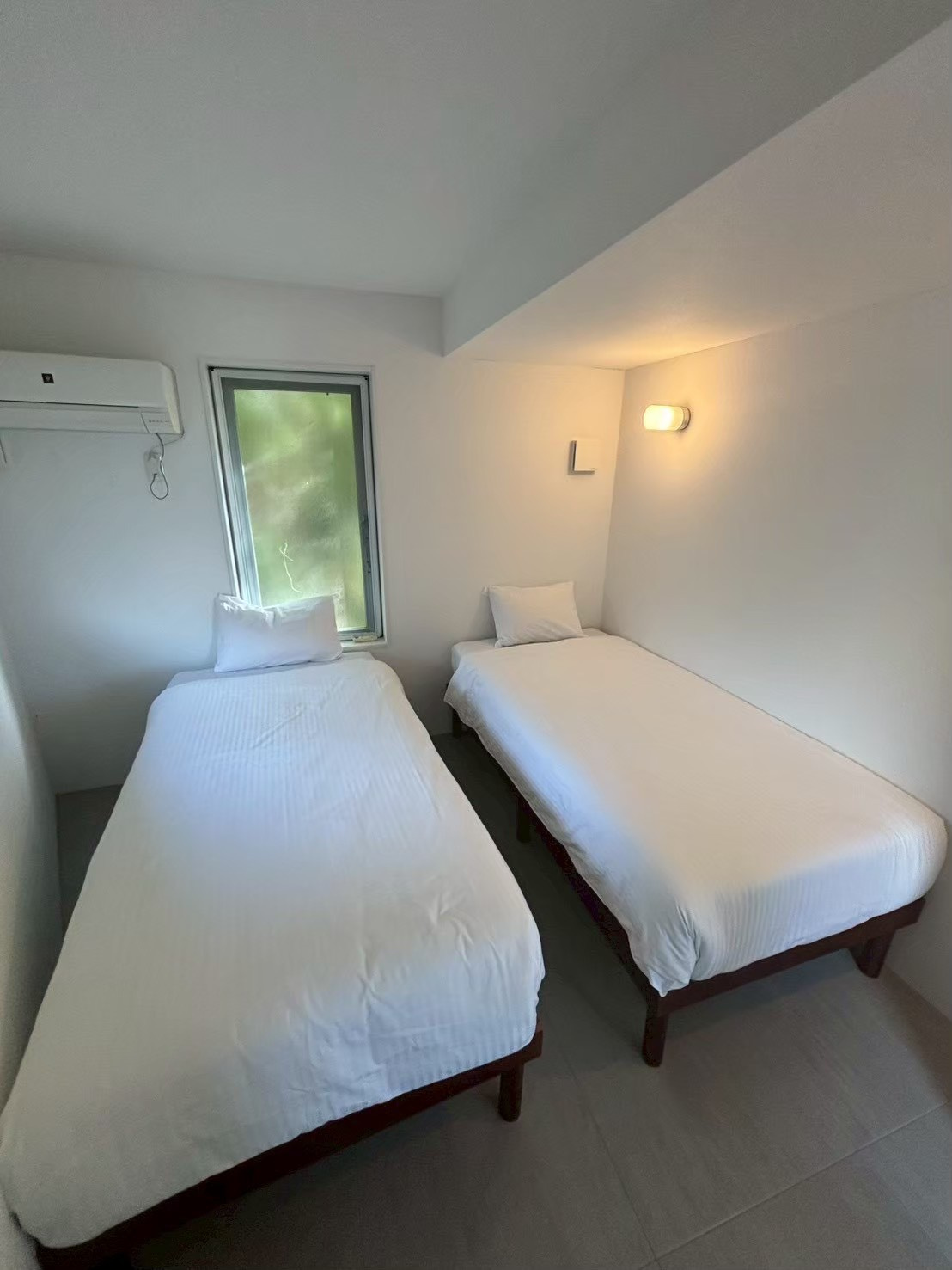 読谷村字瀬名波　収益物件の洋室