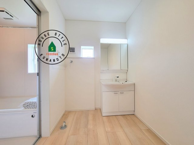 熊本市北区清水新地2丁目第6-2棟（2号棟）の内観：施工例|ゆとりの洗面スペースで朝の身支度もスムーズに。暮らしを快適に変えるシャワー付洗面台です！