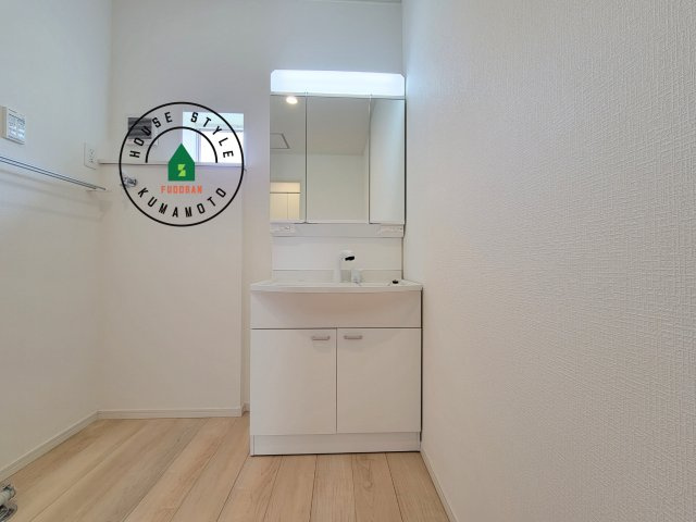 熊本市北区清水新地2丁目第6-2棟（2号棟）の内観：施工例|毎日使うものだから清潔な空間を保ちたい水回り。洗面にはそんな願いを解消させてくれる収納アイデアが満載です。三面鏡の裏側にはキャビネットが現れ小物から背の高い物まで収納できます。