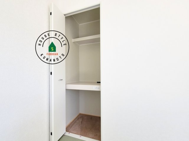 熊本市北区清水新地2丁目第6-2棟（2号棟）の内観：施工例|壁面クローゼットのメリットは、衣類が横一列に並ぶためひと目で洋服が選びやすいこと。衣類をたくさんお持ちの方も、限られたスペース内に無理なく収納することができます。