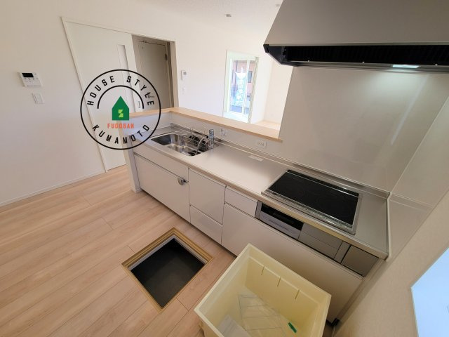 熊本市北区清水新地2丁目第6-2棟（2号棟）の内観：施工例|ご家族を近くに感じられる対面キッチンのLDK。会話もはずみそうですね。