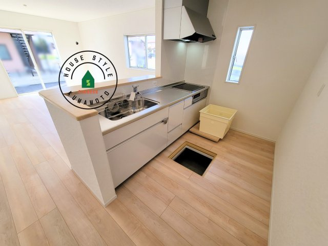 熊本市北区清水新地2丁目第6-2棟（2号棟）の内観：施工例|カウンターキッチンなら、リビングで遊ぶ子供の様子を見ながら料理ができるので安心です。料理を運んでもらったり、子供にお手伝いしてもらいやすいのもいいですね。