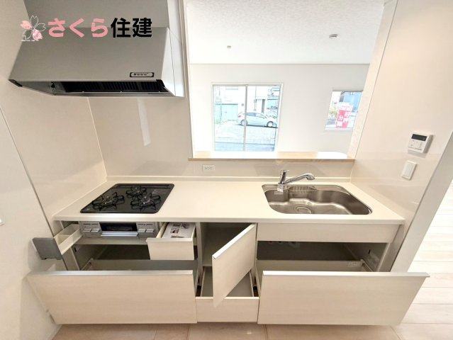 グレードルガーデン　小山市間々田第11　全１棟のキッチン|キッチン下収納は奥まで引き出せるので、大きく屈まなくても楽に必要なものがパッと取り出せます！