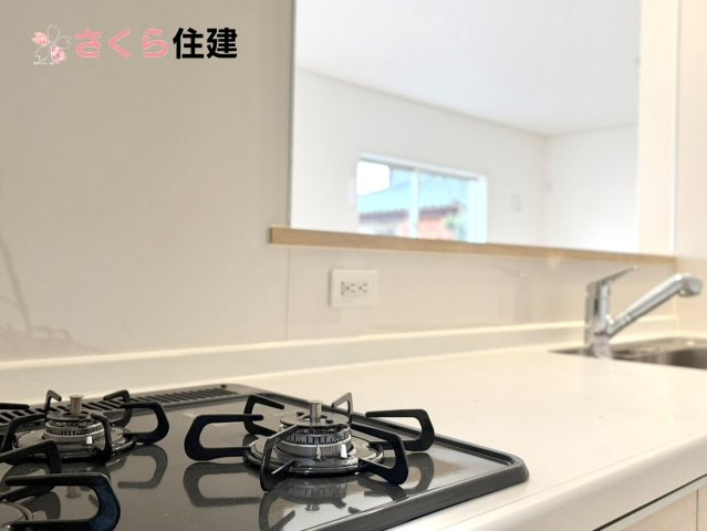 グレードルガーデン　小山市間々田第11　全１棟のキッチン|天板に直接埋め込まれ電源が手元にあり、調理家電の移動がスムーズに！！
									
