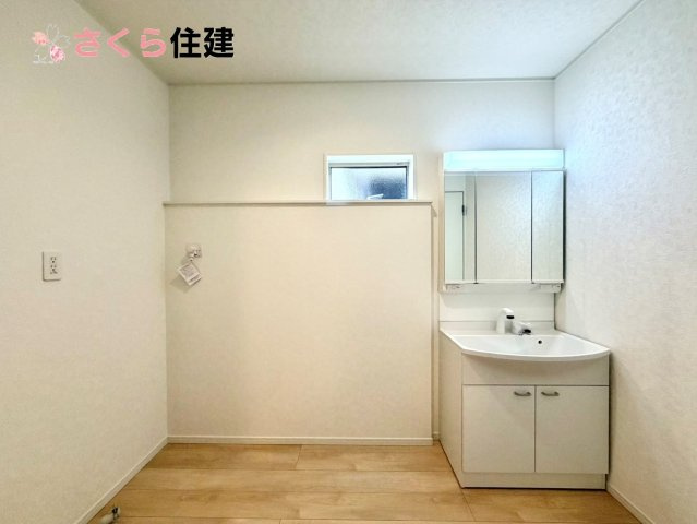 グレードルガーデン　小山市間々田第11　全１棟の独立洗面台|ゆとりある広さの洗面所。両サイド収納の洗面台で、二人ならんで同時の身支度もスムーズです。