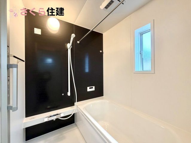 グレードルガーデン　小山市間々田第11　全１棟の浴室|梅雨の時期は大活躍の浴室乾燥機！家族の数だけ増える洗濯物もしっかり乾かせます。