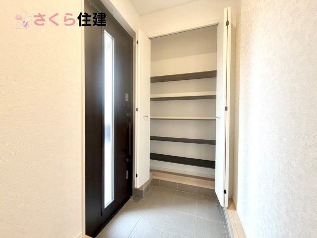 グレードルガーデン　小山市間々田第11　全１棟の収納|玄関がいつも片づく大型シューズボックス。お子様の靴のサイズが大きくなっていっても安心の広々スペース！
