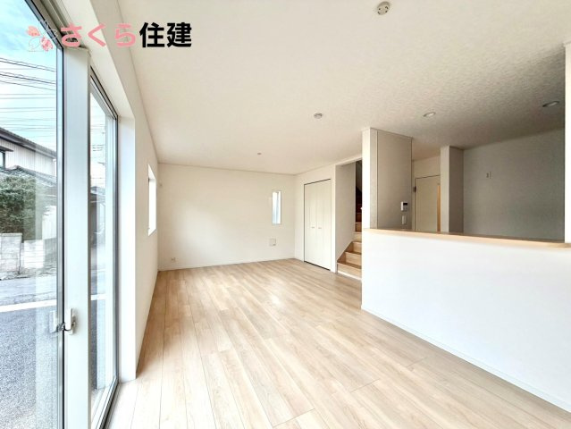 グレードルガーデン　小山市間々田第11　全１棟の居間・リビング|広々17帖LDLは南向きで日当たり良好。ゆったりとした時間の流れる開放的なくつろぎの空間。
