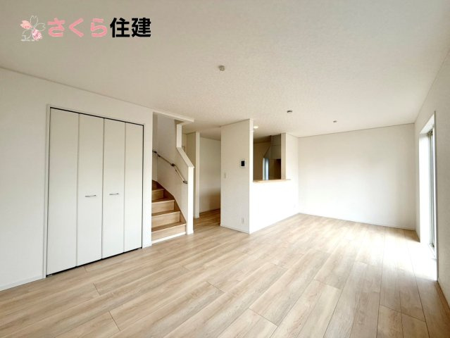 グレードルガーデン　小山市間々田第11　全１棟の居間・リビング|17帖LDKはキッチンで家事をしながらでもお子様に一対一で向き合える時間が作れます！！