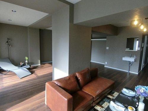 チサンマンション南浜のキッチン|ホワイトカラーが際立つ収納力も兼ね備えたシステムキッチン。新品のIHキッチンは毎日の家事を楽しく、快適にしてくれます。